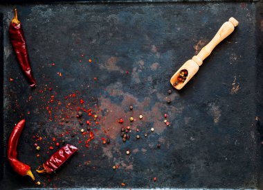 Kırmızı biber ve baharat, çeşitli vejetaryen malzemelerin eski paslı metal, vintage koyu arka plan üzerine görünümü top. Sağlıklı gıda