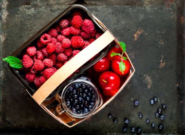 Organik çilek vintage paslı metal arka plan ile sepet. Çilek, kopya alanı, portre, baner hasat. Berry malzeme çekme 