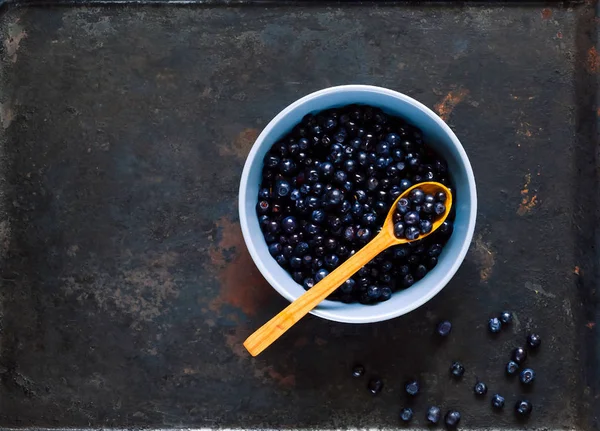 Blåbär i blå skål på vintage Rostig metall bakgrund. Berry plockning, låg ekologisk matkoncept, platt, kopia utrymme, närbild — Stockfoto