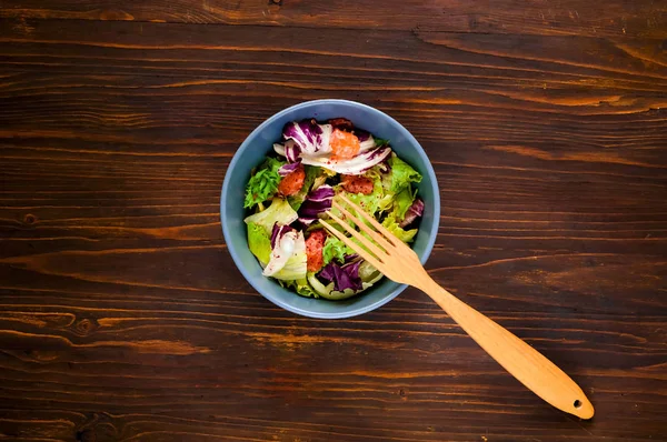 Assiette hawaïenne de saumon Poke avec épicé. De la nourriture maison. Le concept de repas savoureux et sain. Vue d'en haut. Espace de copie, fond en bois — Photo