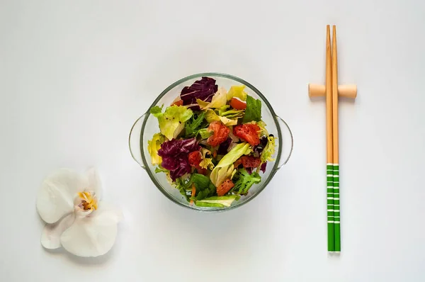 Lazac piszkálni a saláta fehér háttér, orchidea. Házi készítésű ételeket. Egészséges táplálkozás, másol hely, Vértes fogalma. — Stock Fotó