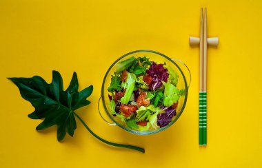 Somon Hawaiian plaka ile baharatlı Poke. Ev yapımı yemek. Lezzetli ve sağlıklı yemek kavramı. Yukarıdan görüntüleyin. Alan, sarı arka plan kopyalama