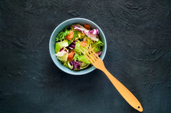 Salade Poke au saumon avec épinards et basilic. De la nourriture maison. Le concept d'un repas savoureux et sain. Fond en pierre sombre. Vue d'en haut. Espace de copie . — Photo