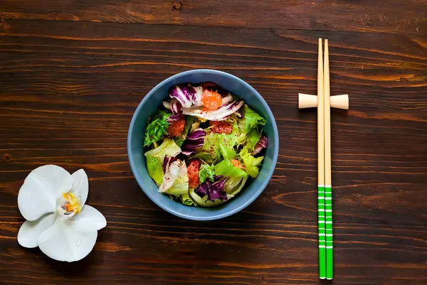 Hawaiianischen Teller mit Lachs poke mit würzig. hausgemachtes Essen. das Konzept einer schmackhaften und gesunden Mahlzeit. Blick von oben. Kopierraum, Holzhintergrund — Stockfoto