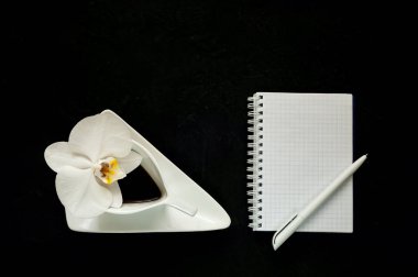 kahve molası, kahve orkide çiçek, kopya alanı, portre, düz lay ile koyu arka plan üzerinde beyaz seramik kupa