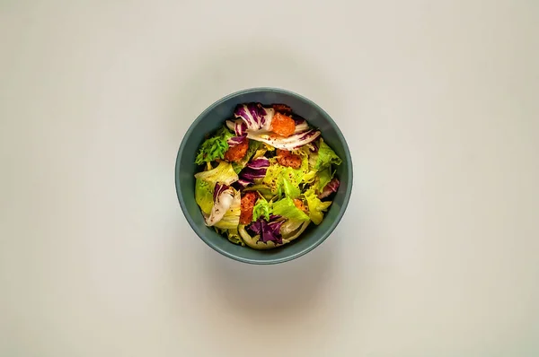 Salade Poke au saumon sur fond blanc avec orchidée. De la nourriture maison. Le concept d'une alimentation saine, espace de copie, gros plan . — Photo