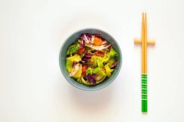 Somon salata Poke beyaz arka plan üzerinde. Ev yapımı yemek. Sağlıklı beslenme, kopya alanı, closeup kavramı. 