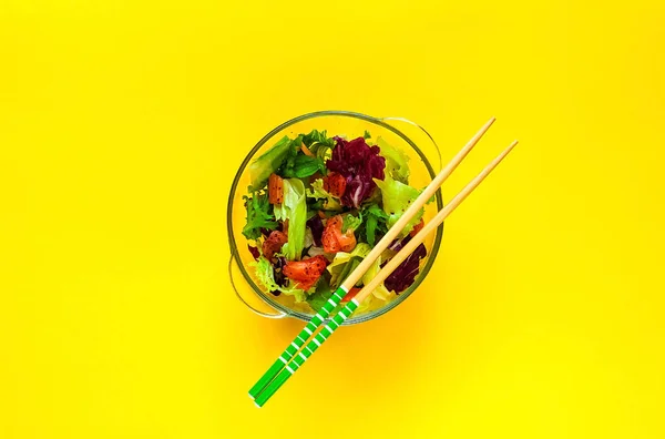 Salade Poke au saumon sur fond jaune. De la nourriture maison. Le concept d'une alimentation saine, espace de copie, gros plan . — Photo