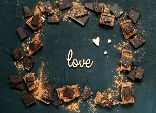 Cornice di cioccolato e l'amore iscrizione su uno sfondo scuro, spazio copia, chiudere , — Foto Stock