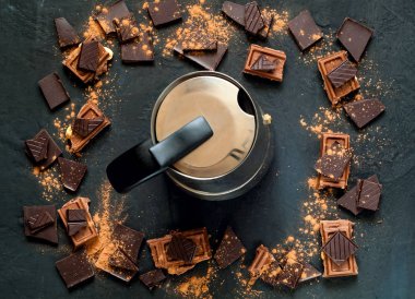 Çikolata çerçeve ve vintage cezve kopya alanı, koyu arka plan üzerinde Kapat,