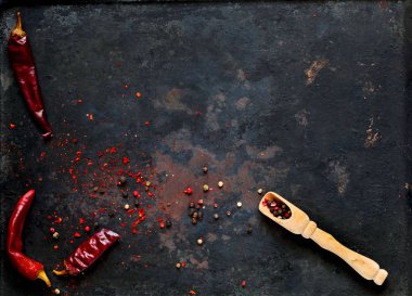 Kırmızı biber ve baharat, çeşitli vejetaryen malzemelerin eski paslı metal, vintage koyu arka plan üzerine görünümü top. Sağlıklı gıda, vegan veya diyet beslenme concep kopya alanı, portre