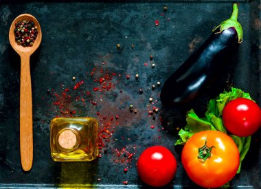 tahta kaşıkla baharat ve eski paslı metaller, üstten görünüm, kopya alanı, arka plan üzerinde sağlıklı yemek için taze sebze portre. Diyet, saf gıda veya vejetaryen yemek kavramı.