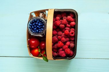 Organik çilek üzerinde mavi tahta arka plan ile sepet. Çilek, kopya alanı, portre, baner hasat