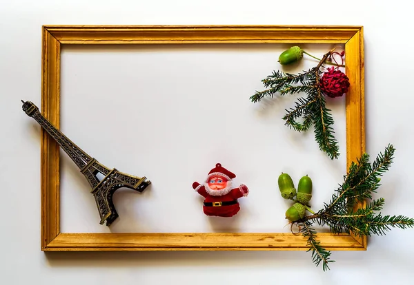 Beyaz arka planda, kopya alanı, portre, düz yatıyordu, izole çam dalları, Eyfel Kulesi ve Noel Baba yeni yıl ahşap çerçeve — Stok fotoğraf