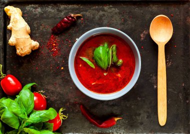 Gaspaço malzemelerle eski paslı metal, üstten görünüm karanlık vintage zemin üzerine mavi kapta. İspanyol soğuk çorba kavramı olgun domates zencefil, kopya alanı, closeup eklenmesi ile yaptı.,