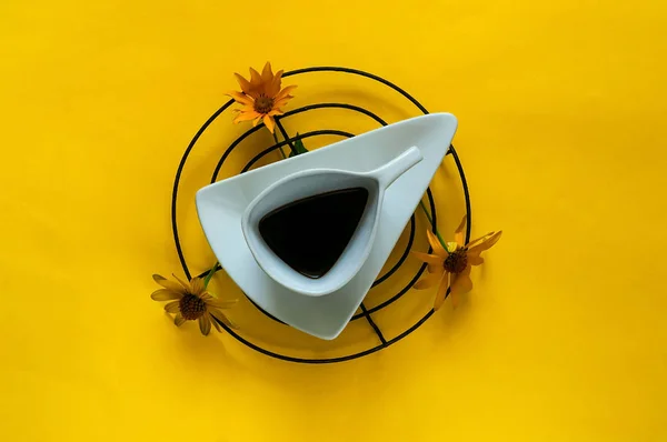 Vintage Beyaz seramik bardak kahve. Çiçekler sarı doku-rengini yıl 2019, closeup, tarih marguerite ile yaratıcı arka plan kopyalama alanı — Stok fotoğraf