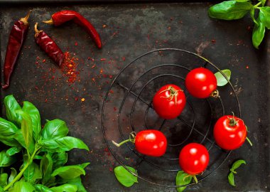  Ispanak ve domates karanlık antika arka plan üzerinde eski metal, İtalyan yemeği malzemeler, üstten görünüm yemek. Sağlıklı vegan gıda veya diyet beslenme kavramı, kopya alanı, portre