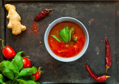 Gaspaço malzemelerle eski paslı metal, üstten görünüm karanlık vintage zemin üzerine mavi kapta. İspanyol soğuk çorba kavramı olgun domates zencefil, kopya alanı, closeup eklenmesi ile yaptı.,
