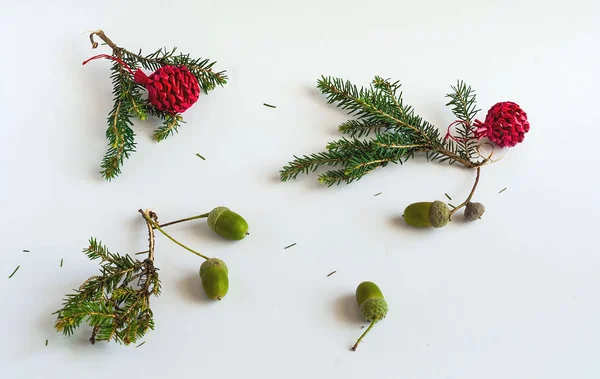 Weihnachtskugeln und Tannenzweig auf weißem Hintergrund, Kopierraum, Nahaufnahme, flach liegend, isoliert, Draufsicht. — Stockfoto