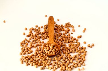 Tahta kaşık ve çiğ beyaz arka plan üzerinde izole nohut. Hububat ürünleri organik ürünler, sağlıklı beslenme, seçimi temiz gıda, kopya alanı, kavramı yakın çekim,