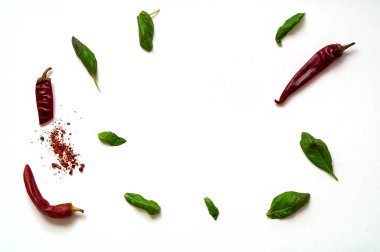 baharat ve ıspanak üzerinde beyaz arka plan izole. Vejetaryen gıda, sağlıklı beslenme, seçimi temiz gıda, kopya alanı, closeup kavramı