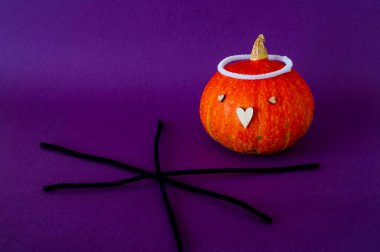Turuncu kabak ve siyah spiderweb mor arka planda, kopya alanı, closeup Cadılar Bayramı sembolüdür,
