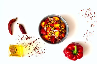 sığır eti ve sebze salatası. Somon salata Poke beyaz arka plan üzerinde. Ev yapımı yemek. Lezzetli ve sağlıklı yemek, kopya alanı, closeup kavramı.