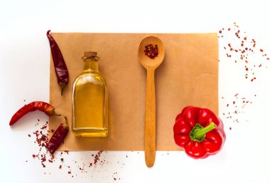 tahta kaşıkla baharat ve yapıştırma beyaz arka plan üzerinde eski gazete doku üzerinde yemek pişirmek için malzemeler. Organik gıda çerçevesinde. Vejetaryen gıda ve sağlıklı beslenme, kopya alanı, closeup kavramı.