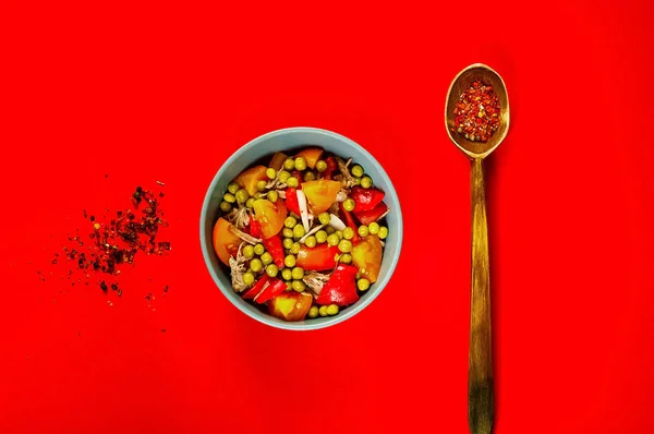 Träsked med sallad, grönsaker och kryddor. Poke laxsallad på röd bakgrund. Hemlagad mat. Begreppet god och hälsosam måltid, kopia utrymme, närbild. — Stockfoto