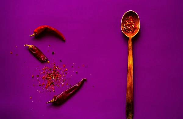 Ξύλινο κουτάλι με μπαχαρικά για μαγειρική σε μοβ φόντο. Υγιεινά τρόφιμα, δίαιτα ή vegan διατροφή έννοια. Φόντο διάταξη με διάστημα αντίγραφο, closeup, πανό. — Φωτογραφία Αρχείου
