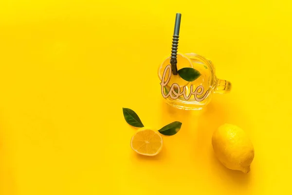 Citrom és Citrus limonádé ital, szénsavas víz üveg, sárga háttér a felirat a szerelem. Egészséges és a méregtelenítés vízbe ital nyáron. Lapos feküdt, Top view, kreatív banner. — Stock Fotó
