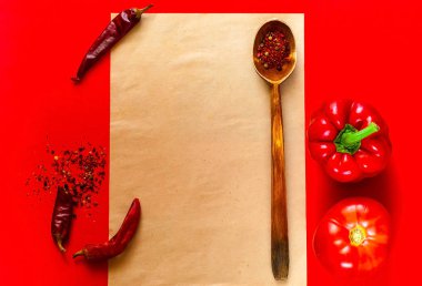 tahta kaşıkla baharat ve kırmızı zemin üzerine eski gazete doku Yapıştır yemek pişirmek için malzemeler. Organik gıda çerçevesinde. Vejetaryen gıda ve sağlıklı beslenme, kopya alanı, closeup kavramı. 