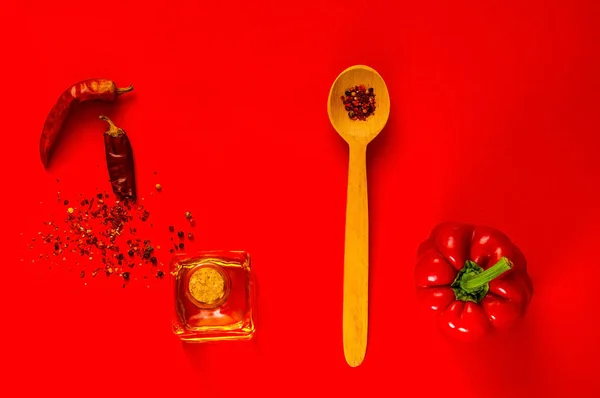 Cucchiaio di legno con spezie e ingredienti per la cottura della pasta su fondo rosso. Il concetto di cibo vegetariano e dieta sana, spazio per la copia, primo piano . — Foto Stock