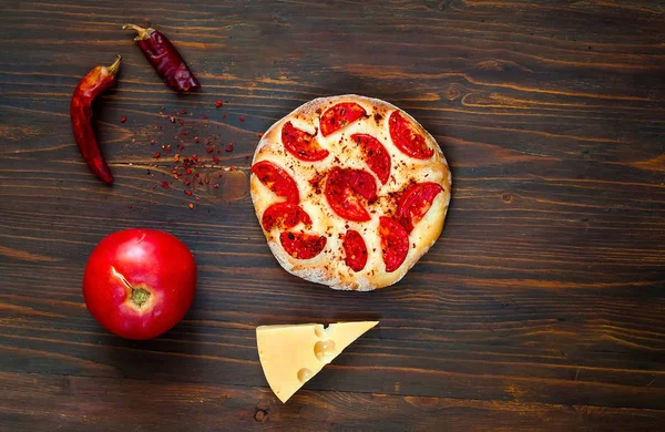 Домашняя пицца Маргарита и ингредиенты на деревянном фоне, сбалансированная концепция питания, копировальное пространство, крупный план, изолированный. . — стоковое фото