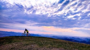 bulutlar, Ulusal Doğa Parkı, kapatmak ile dağlar ve gökyüzü arka planda Biker