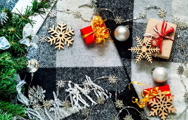 Διακοπές με φόντο με Χριστουγεννιάτικη διακόσμηση και δώρο κουτιά σε καρώ Plaid, το top view. Hygge στυλ, έννοια της άνεσης και το coziness του νέου έτους. Επίπεδη θέσει. Χώρο αντίγραφο. — Φωτογραφία Αρχείου