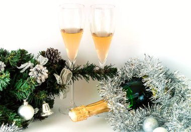 Parlak Noel ve Yılbaşı dekor. Beyaz arka plan, yakın-up, kopya alanı Festival Tema dolu bardak ve şişe şampanya dekore edilmiş