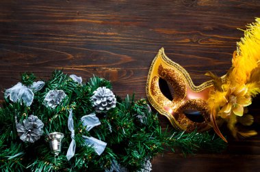 Noel ve Yılbaşı dekor. Gümüş dekorasyon ve ahşap arka plan, Yılbaşı tatil, yakın-up, kopya alanı kavramı üzerinde şenlikli parlak maskesi ile dekoratif köknar ağacı