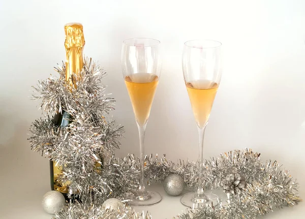 Λαμπρή Χριστούγεννα και το νέο έτος διακόσμηση. Γεμάτο γυαλιά και μπουκάλι σαμπάνιας διακοσμημένα με εορταστικό θέμα σε λευκό φόντο — Φωτογραφία Αρχείου