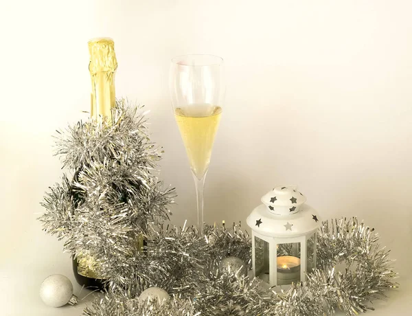 Wystrój genialny Boże Narodzenie i nowy rok. Wypełnione okulary i butelkę szampana, urządzone w uroczysty tematu na białym tle z latarnią, szczelnie-do góry, miejsce — Zdjęcie stockowe