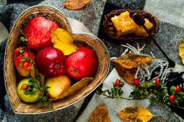 Sonbahar ev dekorasyonu. Kalp ve bal honeycombon Checkered ekose, üstten görünüm, kavramı konfor ve coziness şeklinde yapılan saman vazoda kırmızı elma. Düz yatıyordu. Kopya alanı.