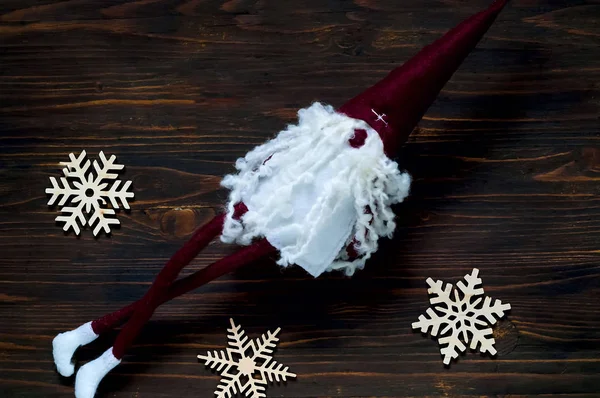 Διακόσμηση Χριστουγέννων και της Πρωτοχρονιάς. Διακοσμητικά ξύλινα νιφάδες χιονιού και τα Χριστούγεννα gnome σε ξύλινα φόντο, η έννοια της Πρωτοχρονιά, γκρο πλαν, αντίγραφο χώρου — Φωτογραφία Αρχείου