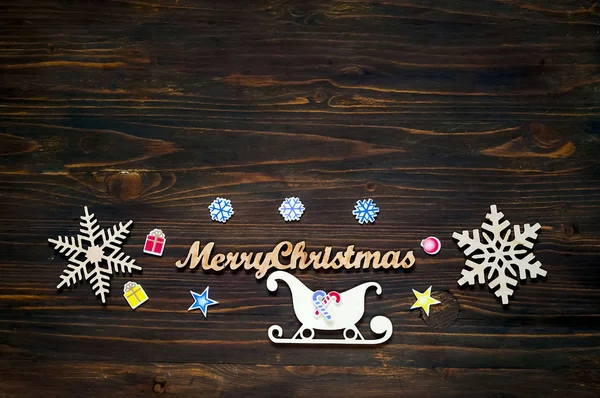 Noel ve Yılbaşı dekor. Dekoratif ahşap kar taneleri ve Noel dekorasyonları ahşap arka plan, Yılbaşı tatil, yakın çekim, kopya alanı kavramı üzerinde