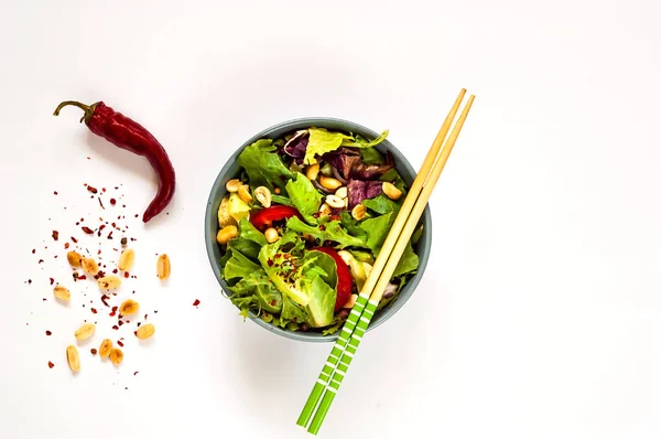 Salade Poke au saumon dans un bol bleu avec baguettes sur fond blanc, concept de nourriture biologique isolée, concept de désintoxication alimentaire ou végétarien. . — Photo