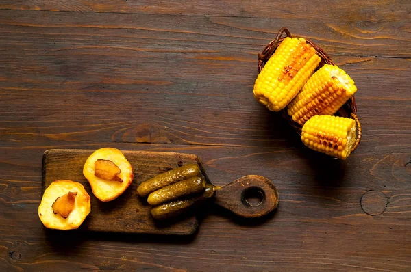 Het grillad potatis och majs från Bbq på en trä bakgrund. Ovanifrån, kopiera utrymme, närbild, platt låg. Banner. — Stockfoto