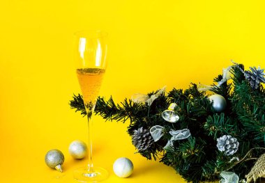 Parlak Noel dekor. Dolu bardak şampanya sarı arka plan, closeup şenlikli konulu dekore edilmiş, 