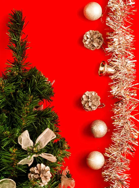 Decoração de Natal. abeto decorativo com decoração de prata e festivo brilhante bolas de prata no fundo vermelho, vertical — Fotografia de Stock