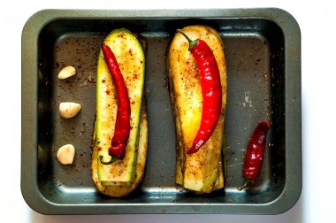 Patlıcan ve kabak tepsi, izole pişirme demir ızgara. Afiş. Sağlıklı beslenme kavramı 