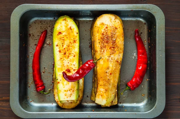 Melanzane e zucchine con spezie per grigliate su teglia di ferro, isolate. Il concetto di mangiare sano e cibo buono.Vista dall'alto, spazio copia, posa piatta, primo piano — Foto Stock