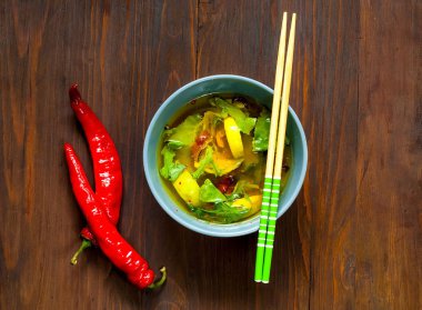 Ahşap arka plan arka plan üzerinde mavi kapta biftek ve Meksika limon çorbası. Lezzetli ve sağlıklı yemek kavramı. Görünümü ana sayfa, yer kopyalayın, yat.